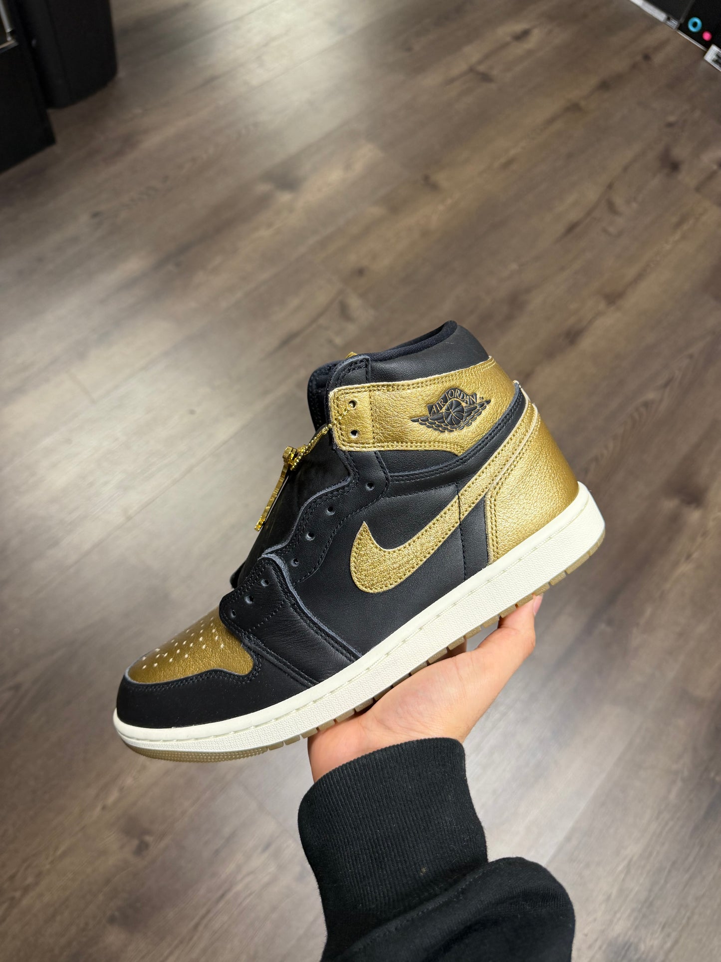 Jordan 1 High “Black Metallic Gold”
