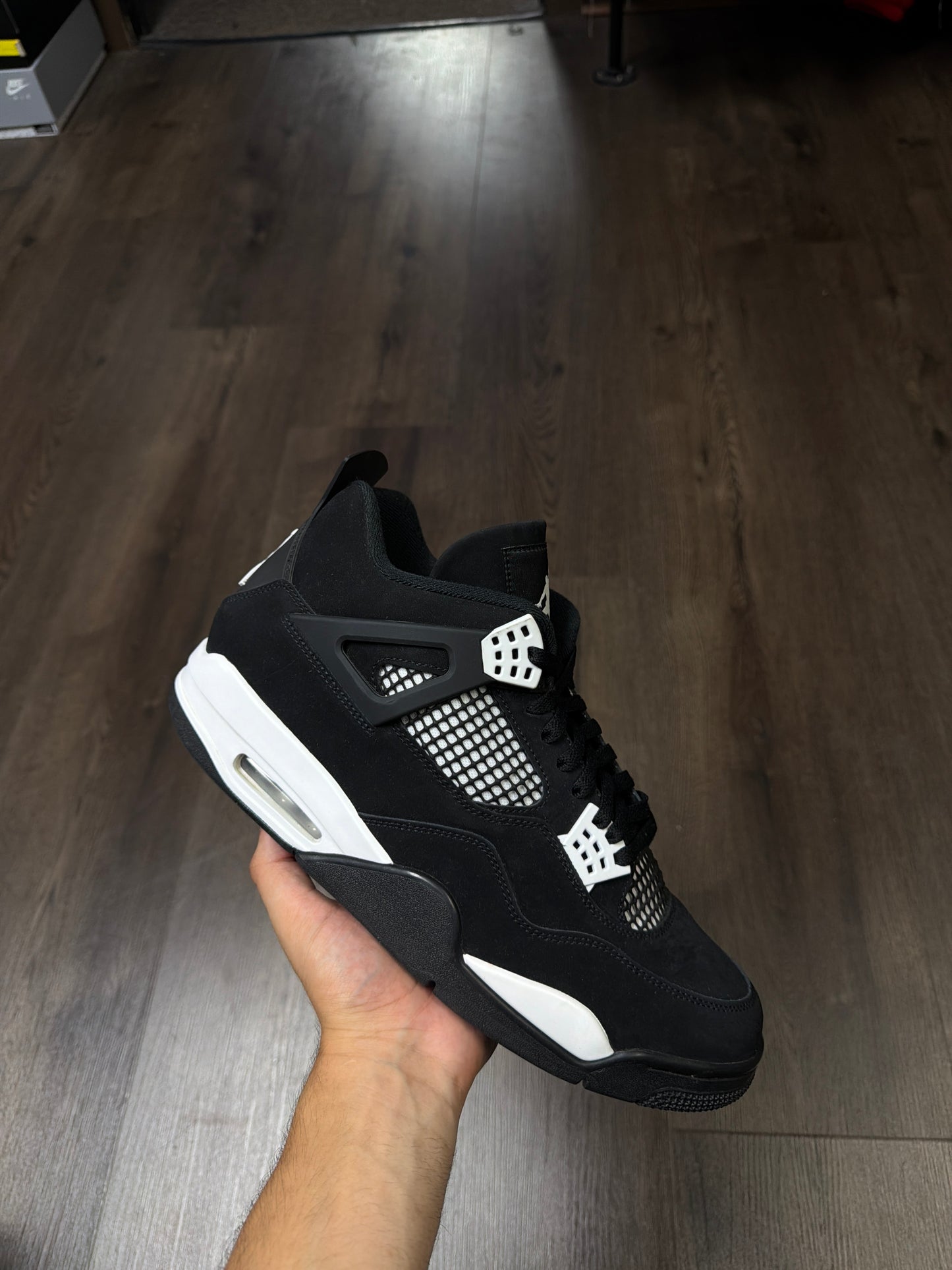 Jordan 4 “White Thunder”