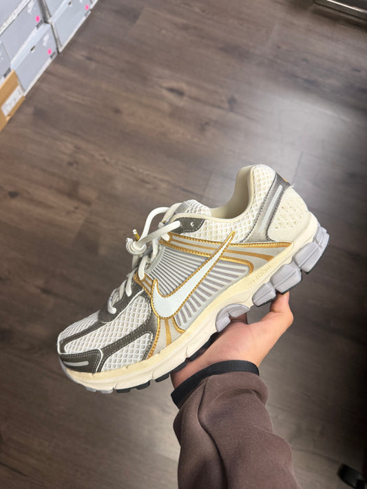 Nike Vomero 5 “Metallic Gold”
